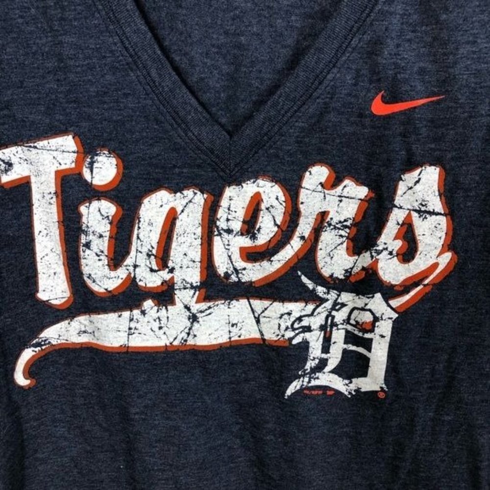 NIKE Slim Fit Detriot Tigers Short Sleeve V Neck Shirt Size Small - Picture 2 of 9